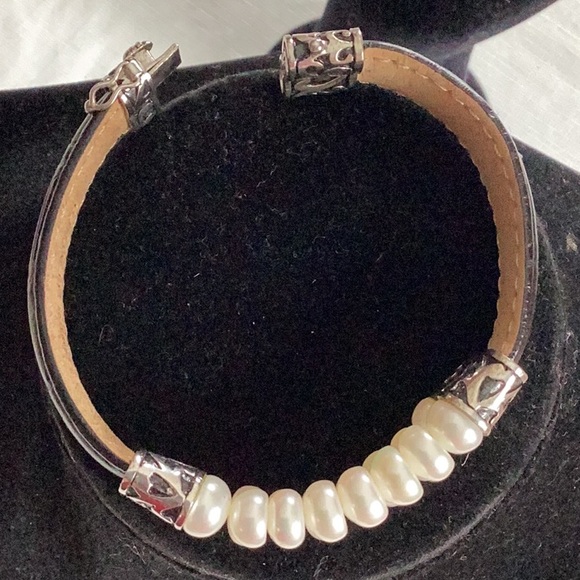 Pearl and black leather bracelet - Picture 7 of 7